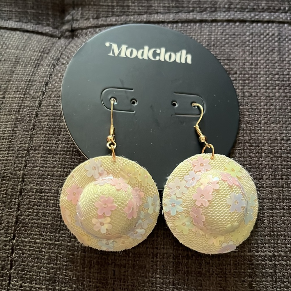 NWT ModCloth Sequin Hat Dangle Earrings